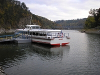 Vranovská přehrada - loď Vranov (hydrobus) pod hradem Bítov