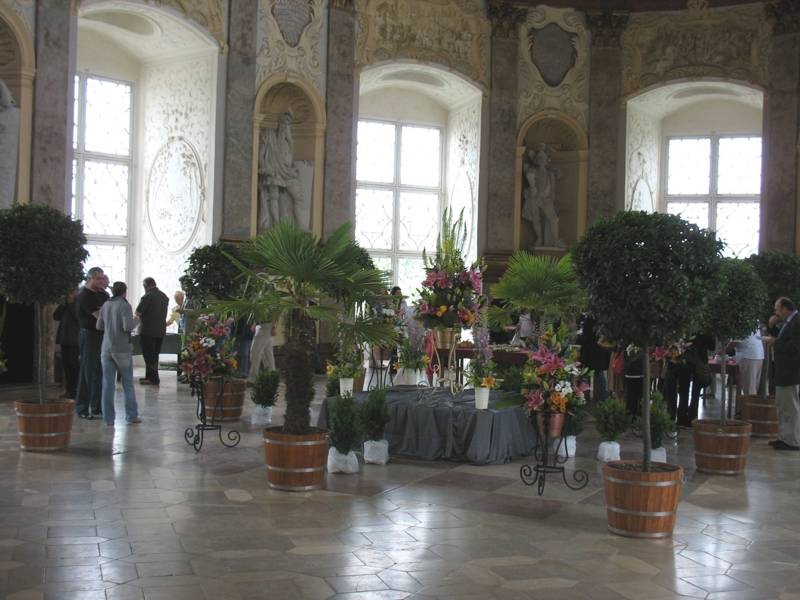 Sál předků se speciální květinovou výzdobou.